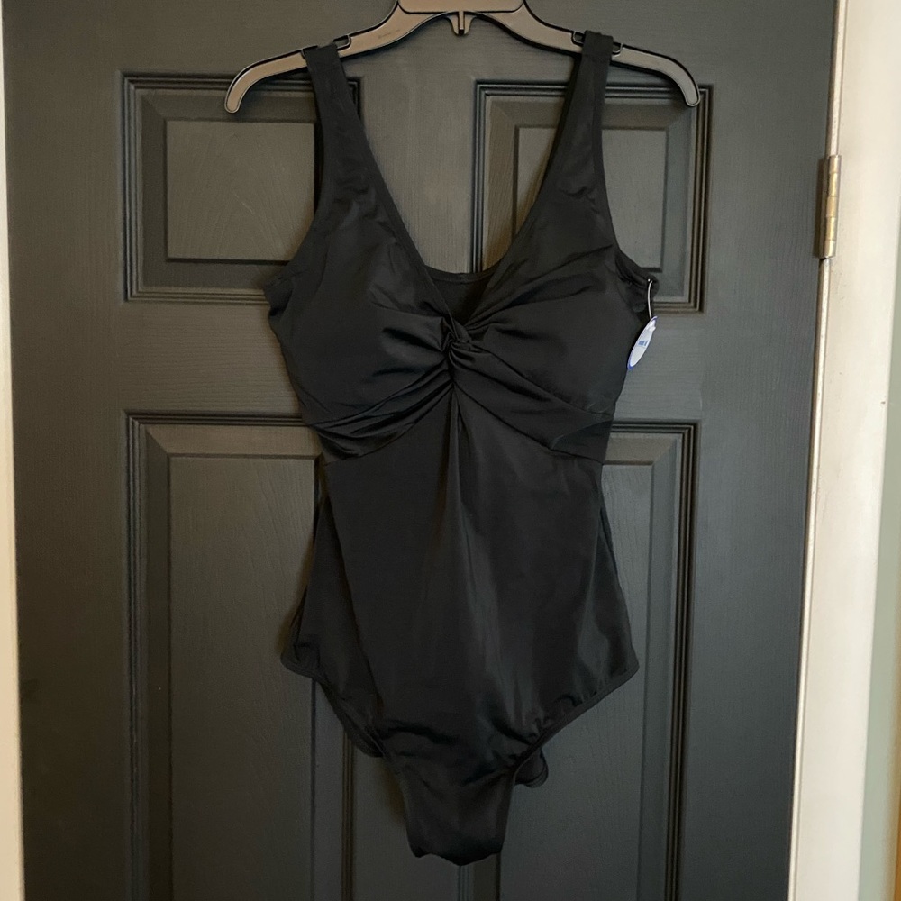 NWT Women’s Black size 14 one piece underwire swimsuit.